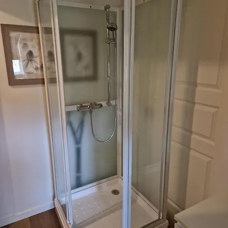 Appartement Cozy With Bathroom, Porch, Garden, Private Entrance