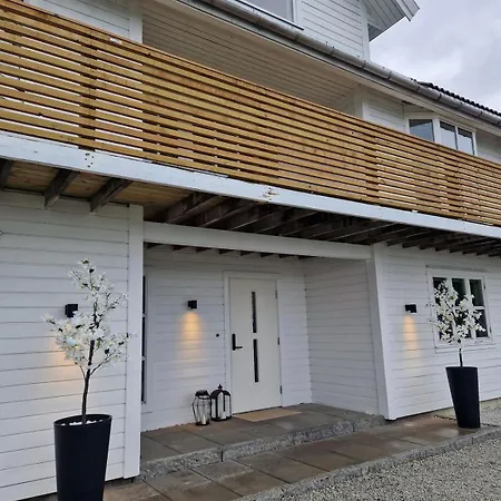 Cozy With Bathroom, Porch, Garden, Private Entrance Appartement *